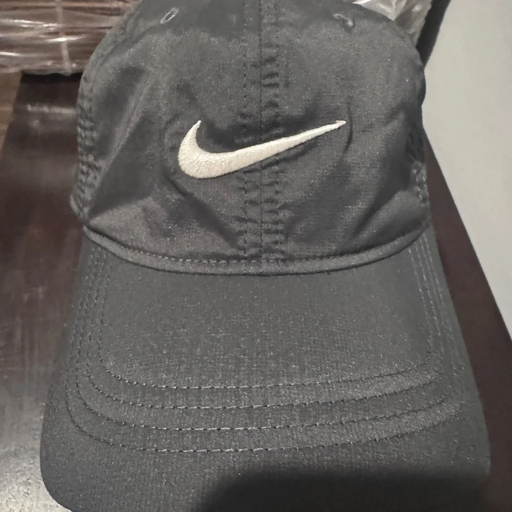 Nike Kids Black Hat with White Logo - Picture 1 of 4
